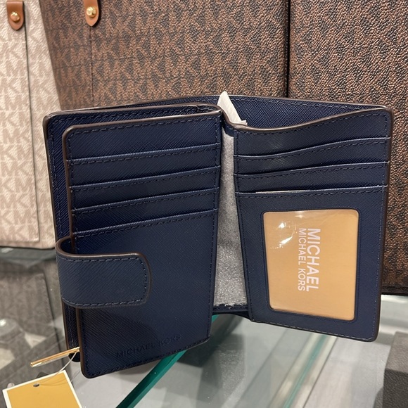 MICHAEL KORS
Medium Crossgrain Leather Wallet
Navy 
NWT - Picture 14 of 16
